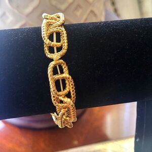 Elegant Gold Chain Bracelet